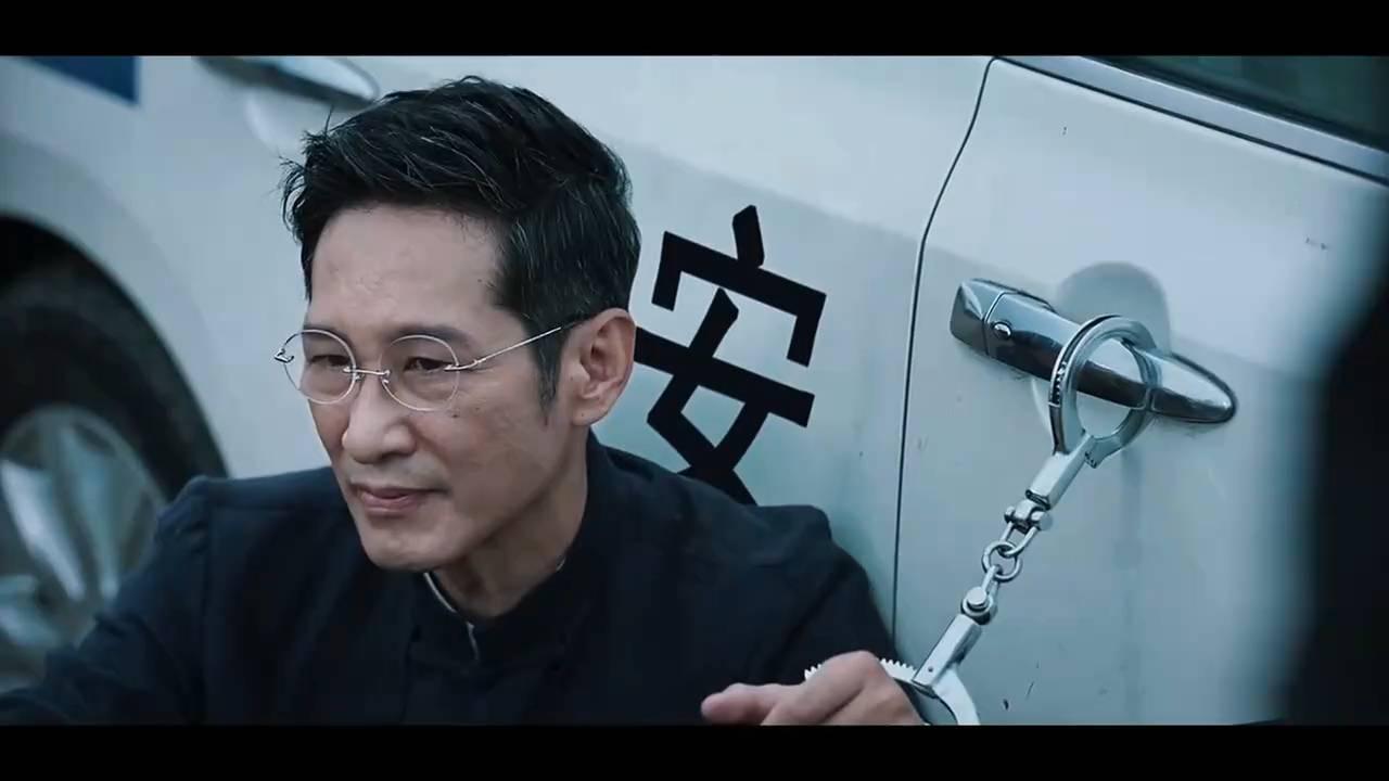 王劲松万万没想到，只是去演个假毒枭，竟被真武警抓了！