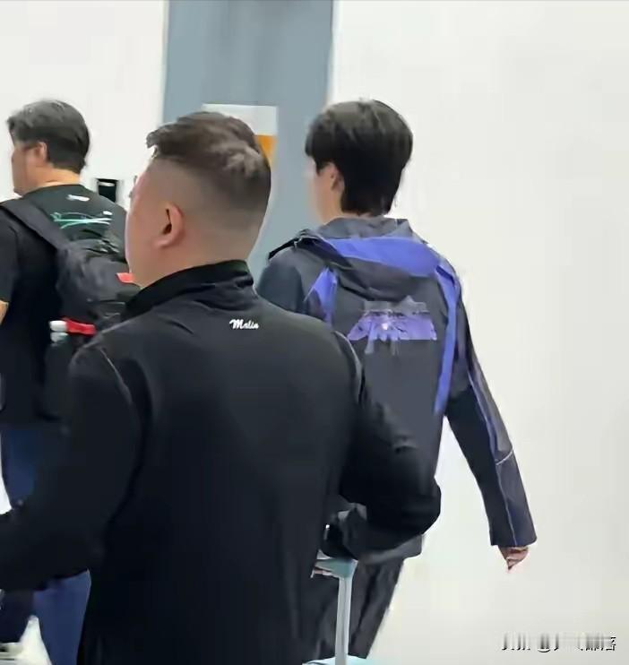 国乒出征了，这次伦敦世乒赛，可谓是九死一生，王楚钦有伤在身，林诗栋刚刚