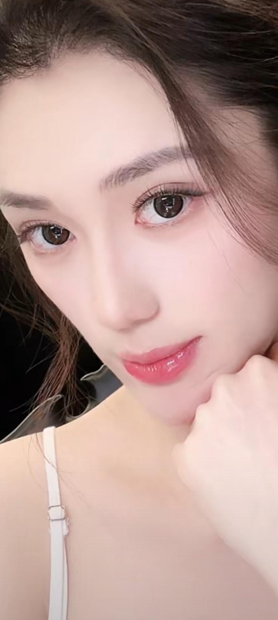 这位美女在微笑，真可爱！