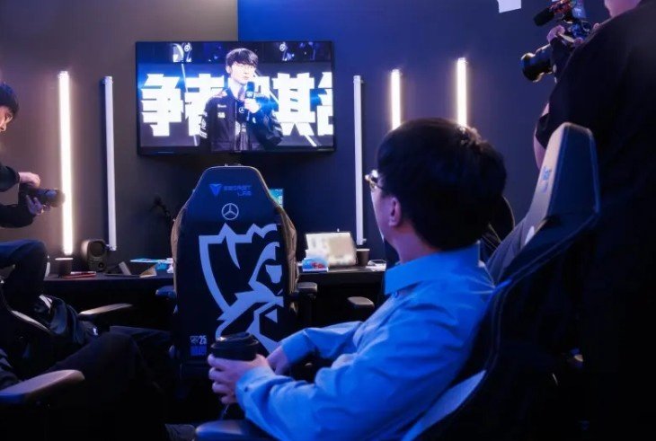 看着太让人伤心了！AL赛后返图：队员懊恼抱头，Tarzan双手扶额，Tabe遥望