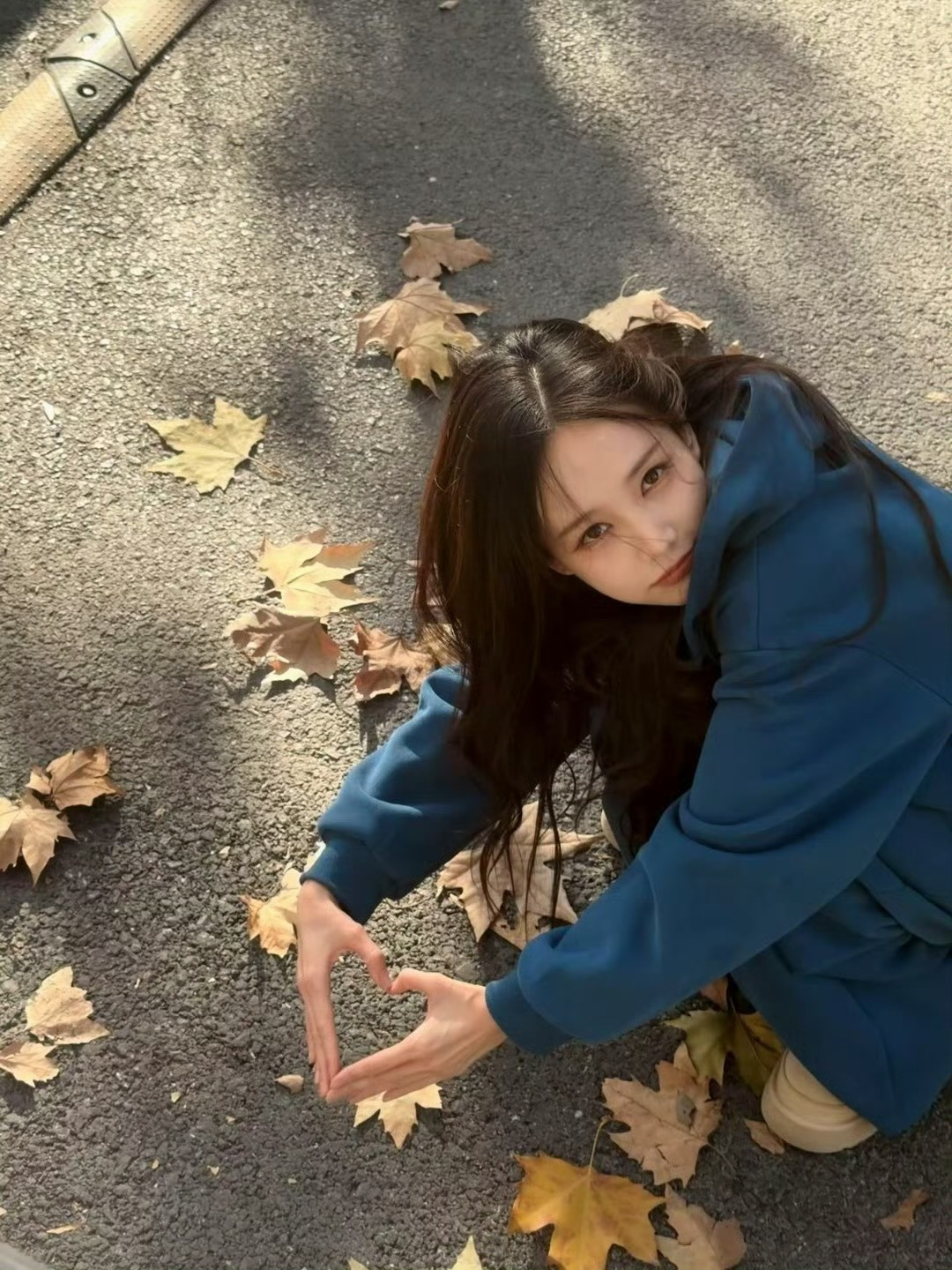 李一桐清瞳李一桐缓缓飘落的枫叶像思念这组照片生活感好足！大大的帽子下是小小的脸