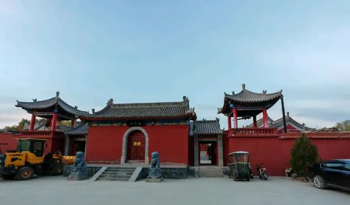 据陕西宝鸡公安8月2日消息，一男子（某知名高校法学硕士）去宝鸡法门寺上香，发现功
