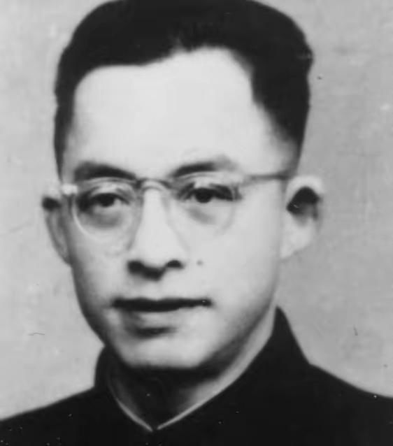 1949年，国军312师师长李碧光被俘，恰好遇到在延安认识的老同学钱申夫，钱时任