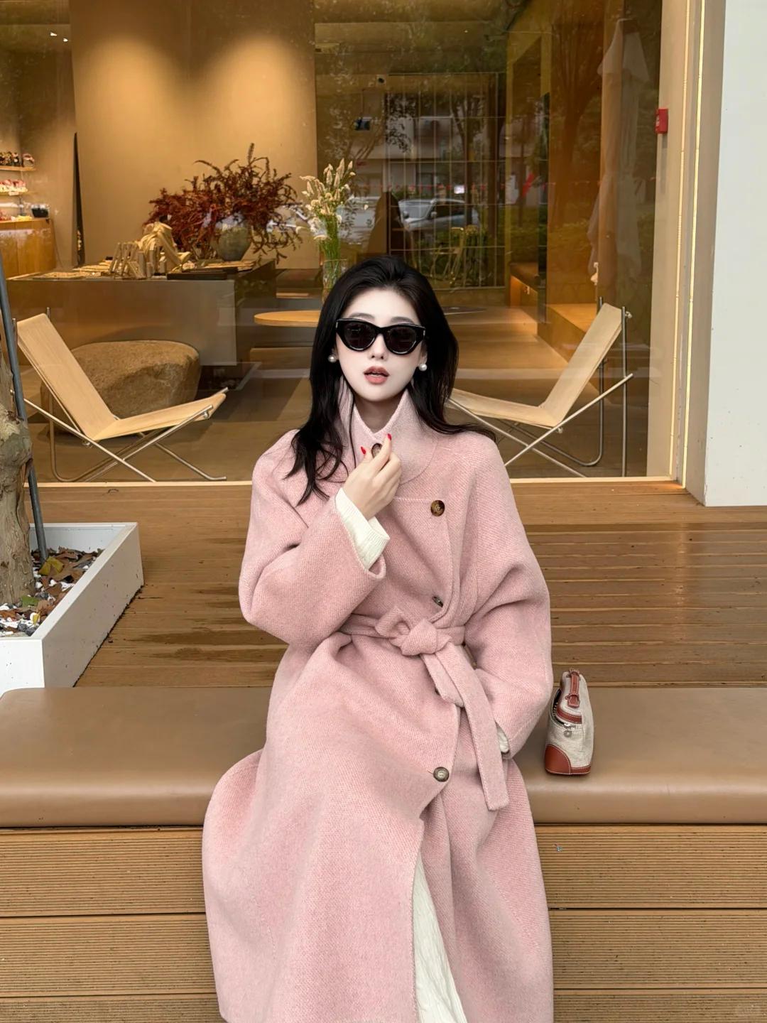粉色大衣：冬日氛围感温柔杀器冬日想要氛围感拉满，粉色长款大衣必须拥有姓名！大