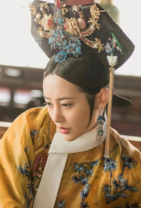 1766年，55岁的乾隆喝下了鹿血酒，一把抱住刚生产完的令妃，终于可以侍寝了。令