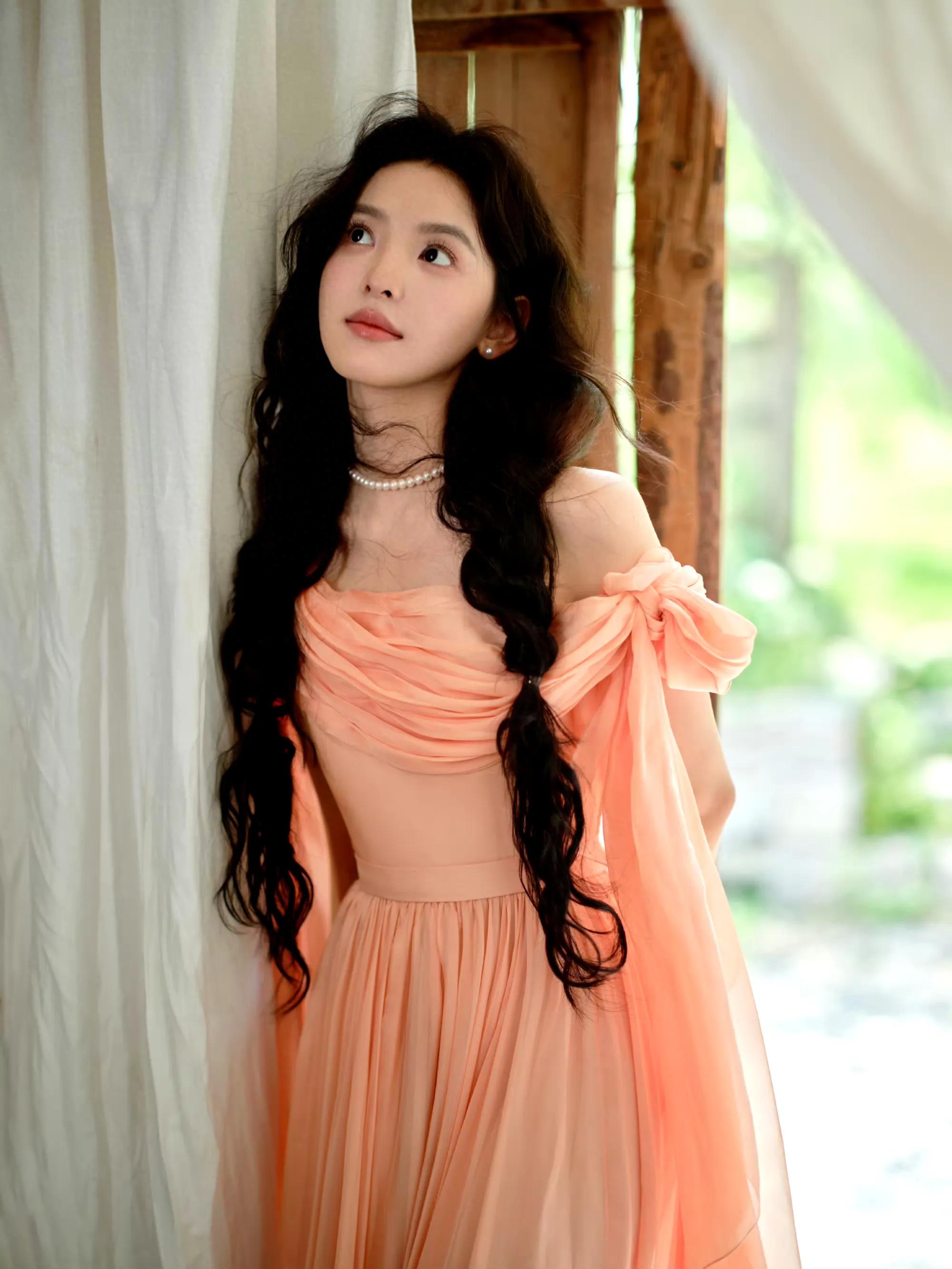 章若楠橙色抹胸礼裙，夏日的阳光少女