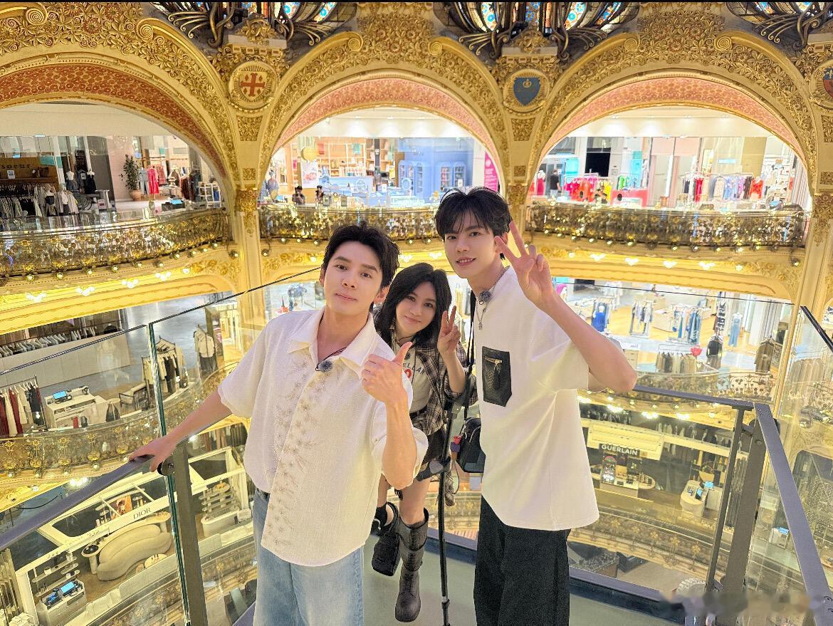 李佳琦总能一秒了解游戏规则有他在的组，全员躺赢。不是队友不想努力，是他已经把活全