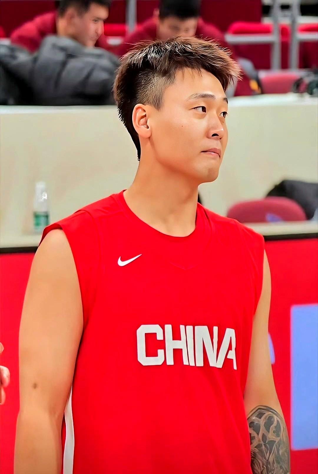 韩国队的三分是真准，但要说防守，其实也给了我们不少机会。问题是我们自己这边，