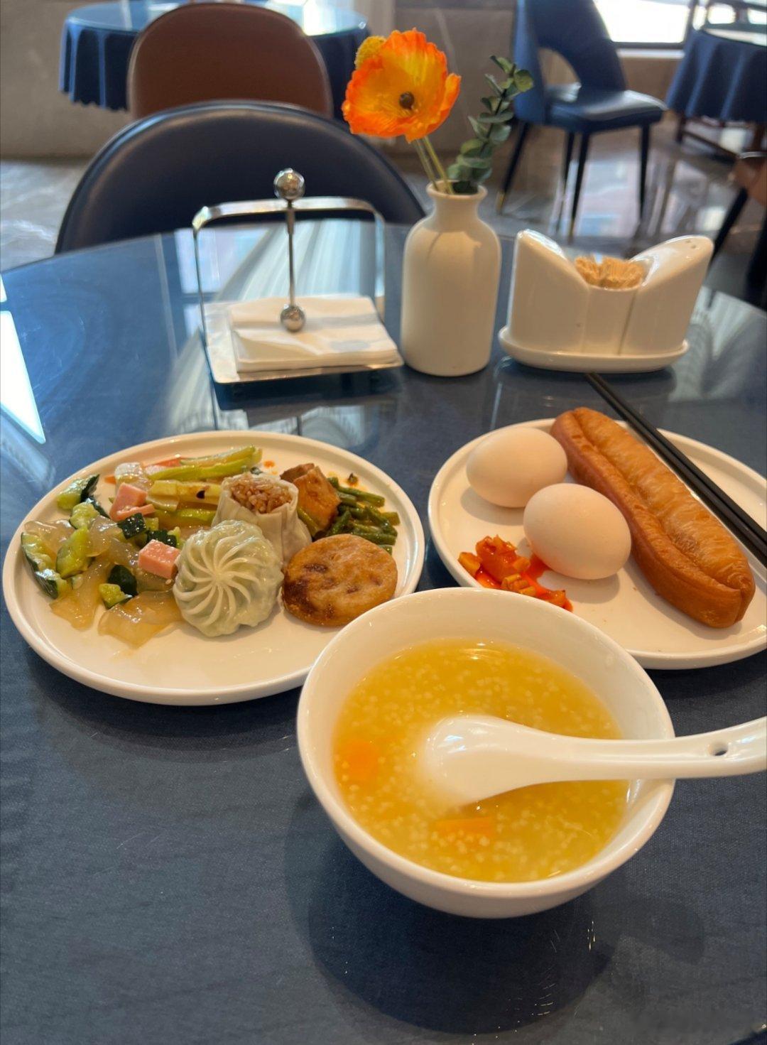 早餐今日随便对付一口感觉味道还不错尤其小米粥真好喝今日份搬砖中午午睡下午下班晚上