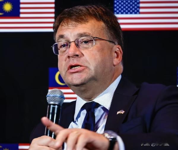 我跟你讲，今天这事儿绝了。美国那个大使，对着马来西亚，嘴上说的是“我们尊重你的