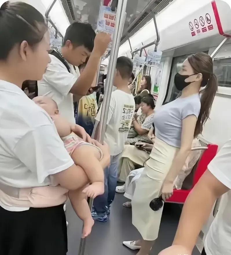 地铁上看到了很冷漠的一幕，一个30多岁的宝妈手里抱着一个婴儿，孩子睡着了，这位宝