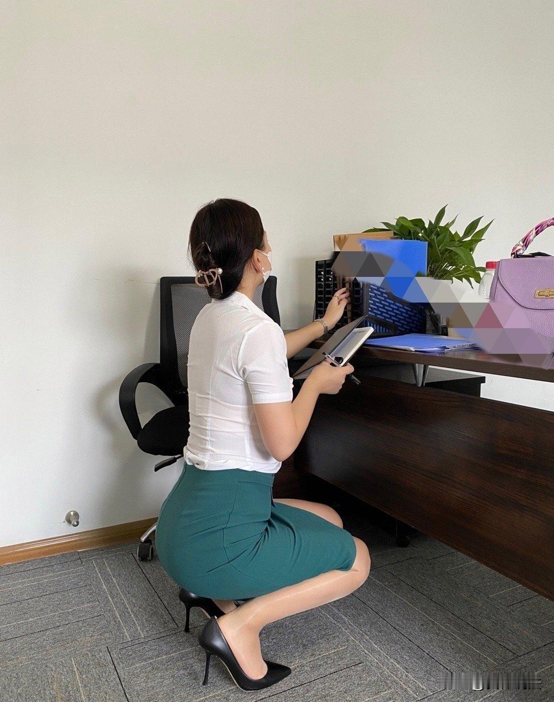 山东，男子在公司车间路过一女同事的岗位时，见女同事背对自己蹲在地上数件，起了歪心