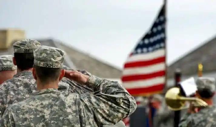 有炸弹没鸡蛋！万亿军费养肥军工，7200万美国人吃饭看病被牺牲。特朗普政