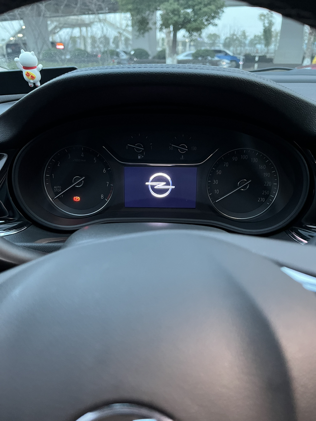 我换车标了23款君威开车门坐进车里，无意间看了一眼仪表盘？大大的疑惑？