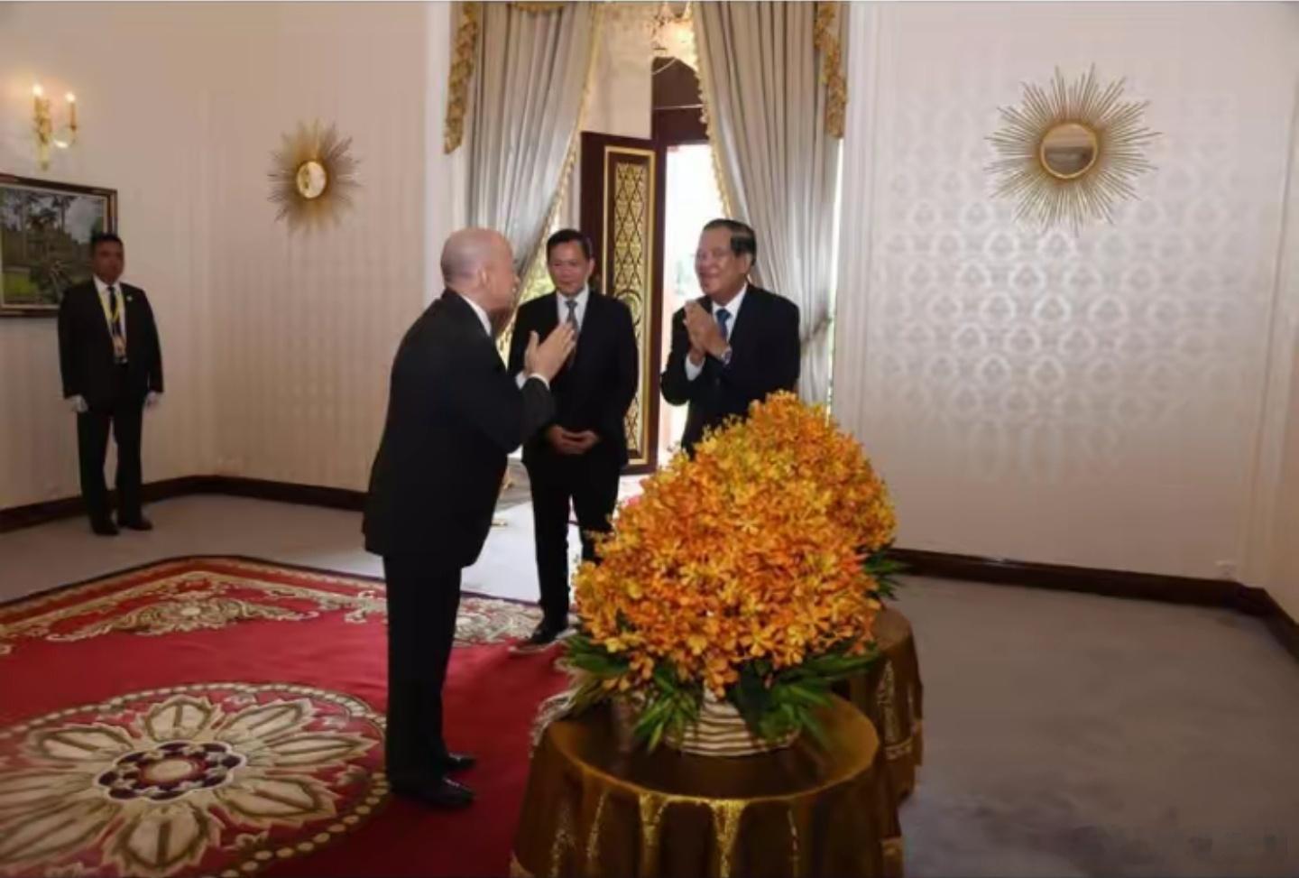 柬埔寨国王在华治病，洪森携俩子前来探望。