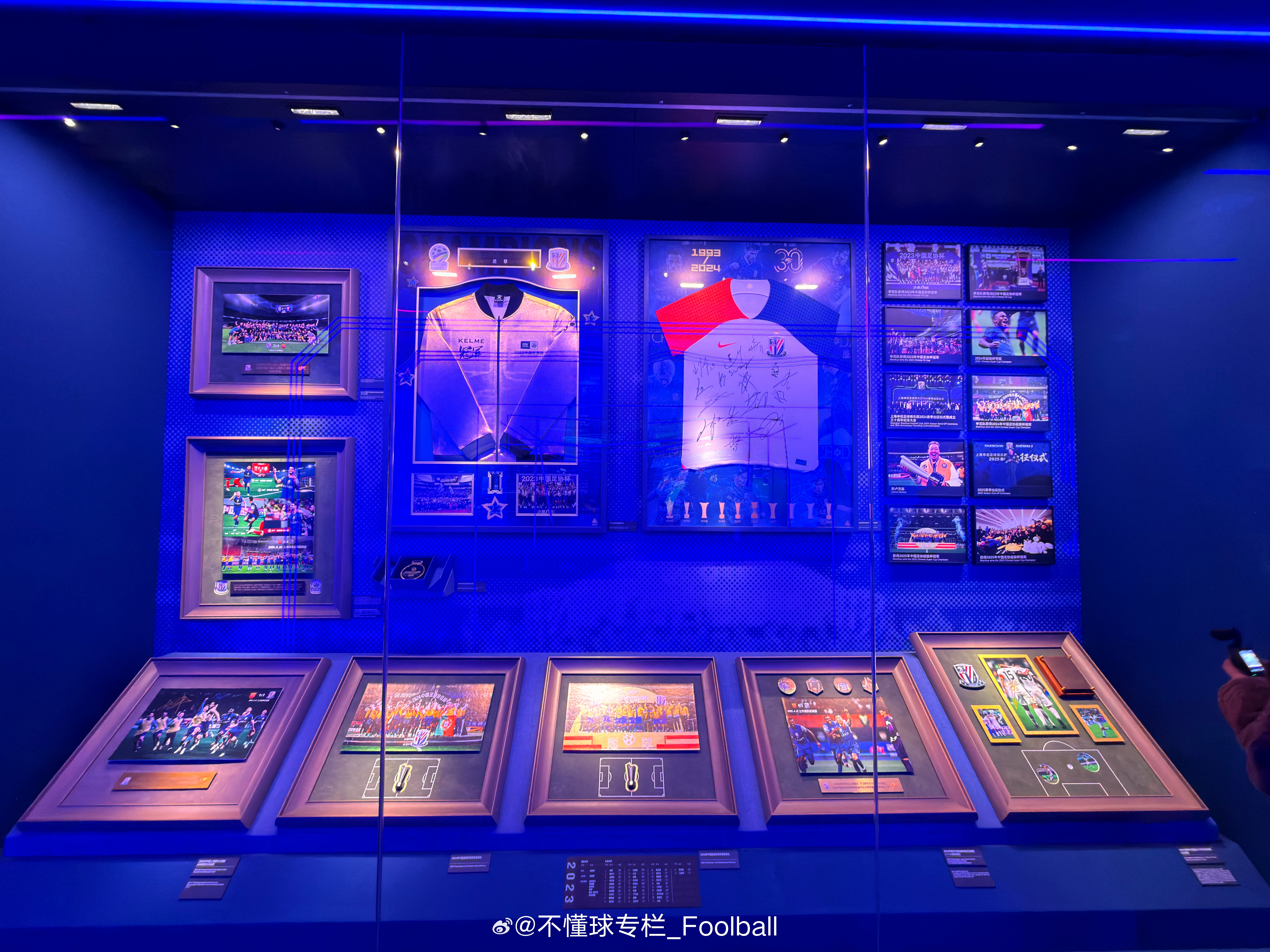 最后这一个部分里，只有四个球员有自己单独的照片，分别是于汉超、汪海健、路易斯和马