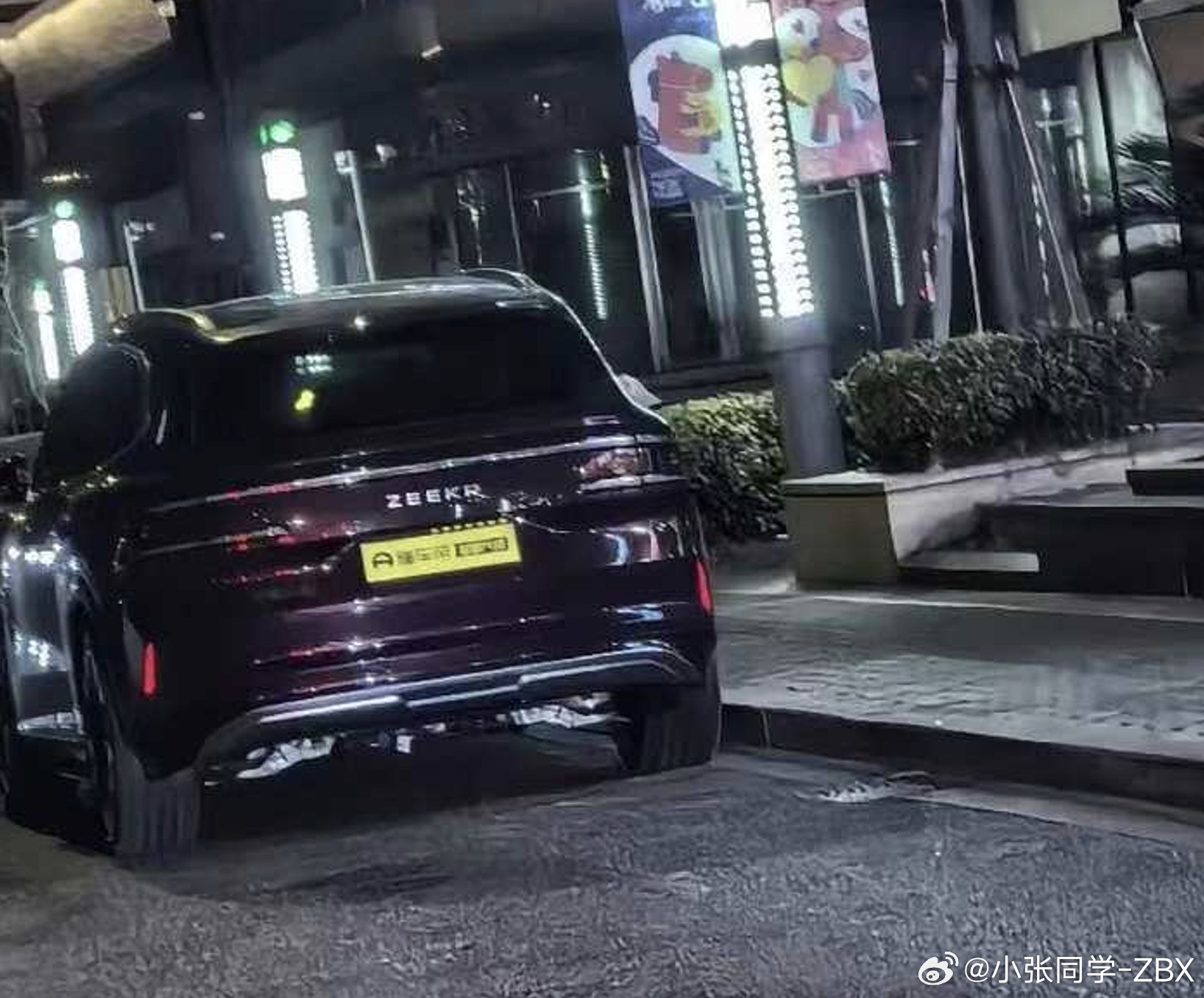 在那边看到的极氪8X无伪装的“屁股”，还挂着懂车帝·独家片场的车牌？新能源汽车极