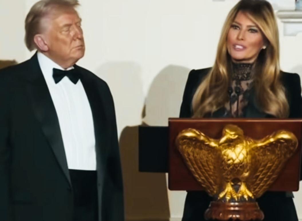 特朗普这是沉浸在妻子的讲话中吗？这站姿和表情是不是很陶醉啊！一眼看上去像不像