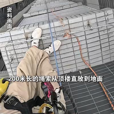 这就是谋杀！湖北武汉，两名正在半空中辛勤工作的粉刷工，在收工时还仔细检查过全身的