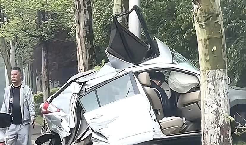 （5月17日）辽宁大连西北路一大早就发生严重交通事故，一辆日产车撞成折叠了90度