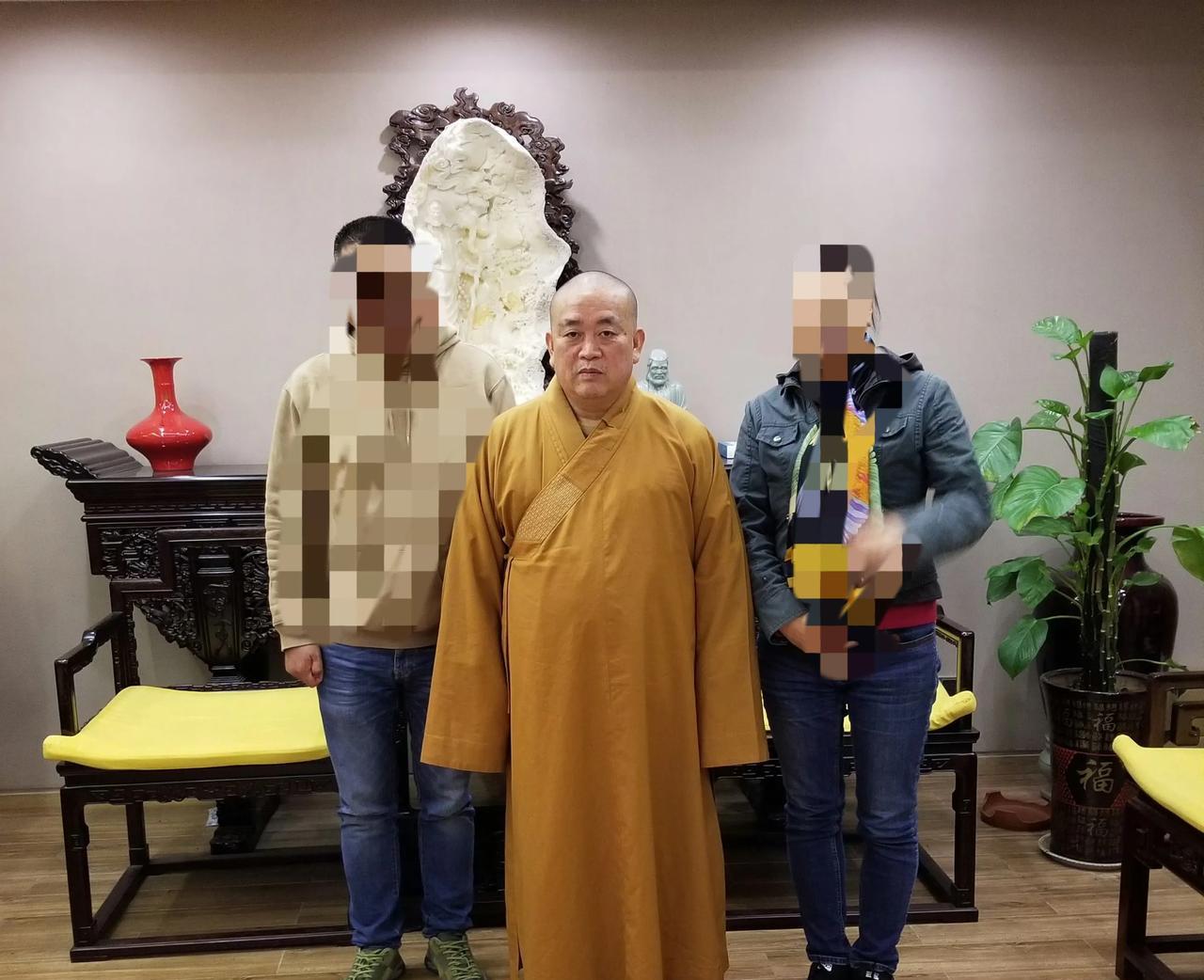 看看这一脸的世俗欲望、油肥肠肥，想必大家早就看出来了。只是他太会营销自己了