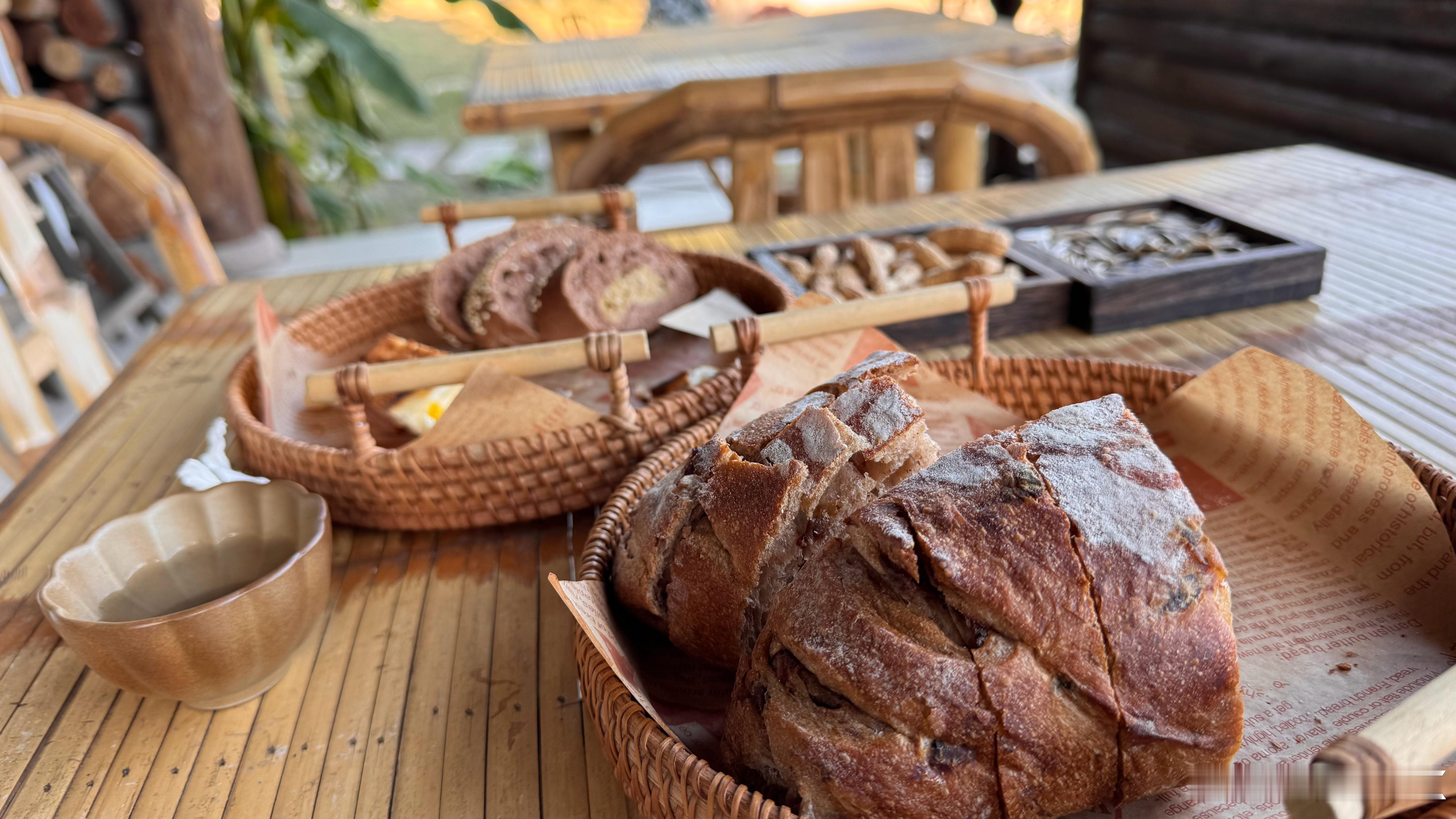 我在山沟里的度假村一处正在施工的工地内找到一家可以亲手给自己烘焙面包的面包店还是