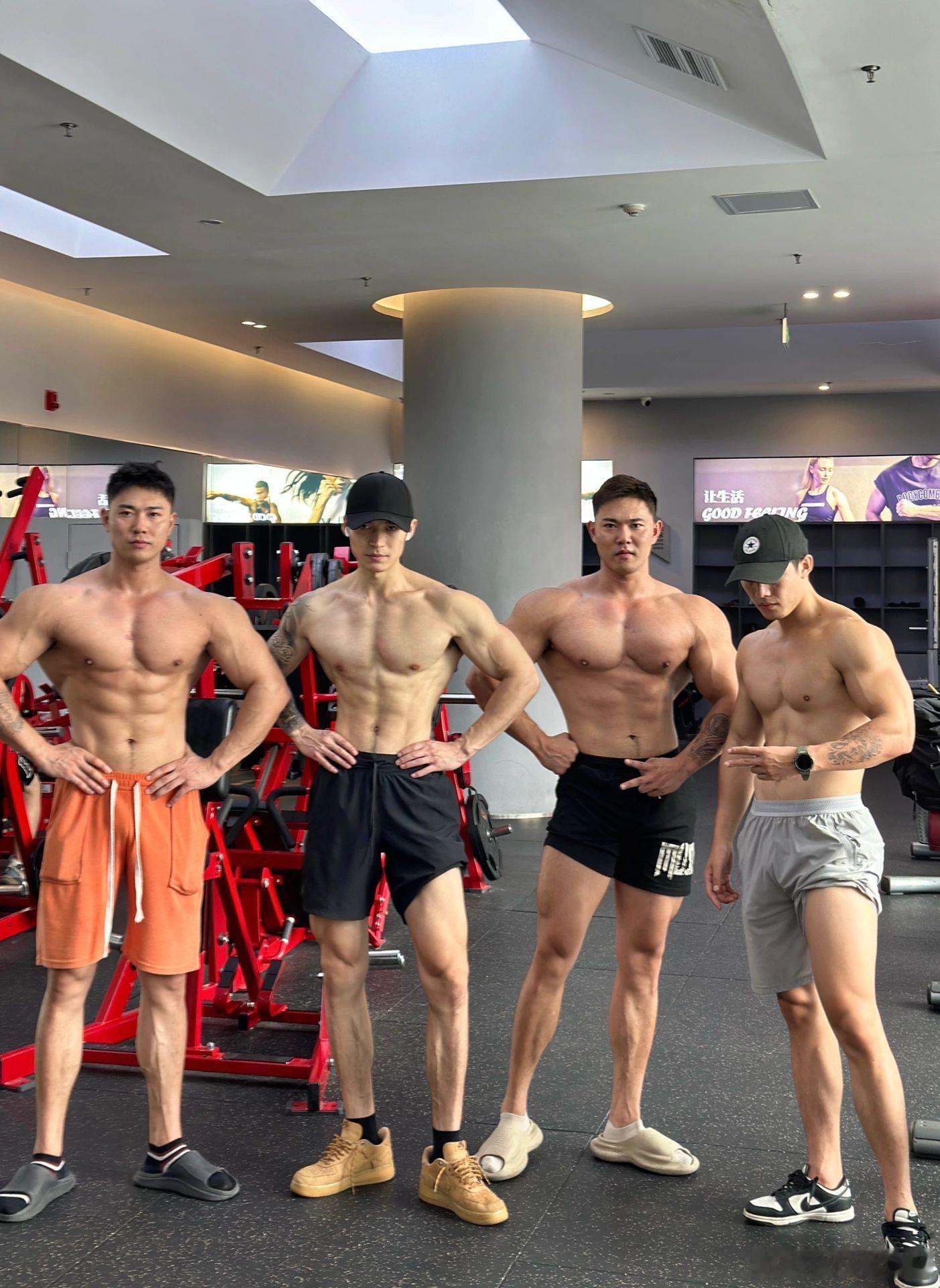肌肉男神软软健身运动就是坚持健身打卡