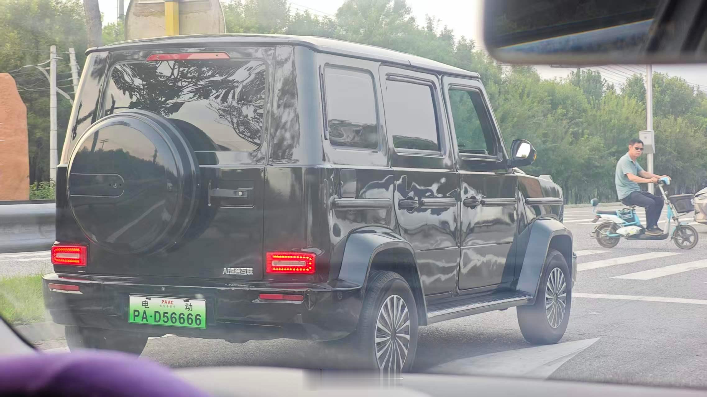 我姐们儿问我这是电动大G么我说我也不知道是啥但是这肯定不是G哈哈哈还挺唬人