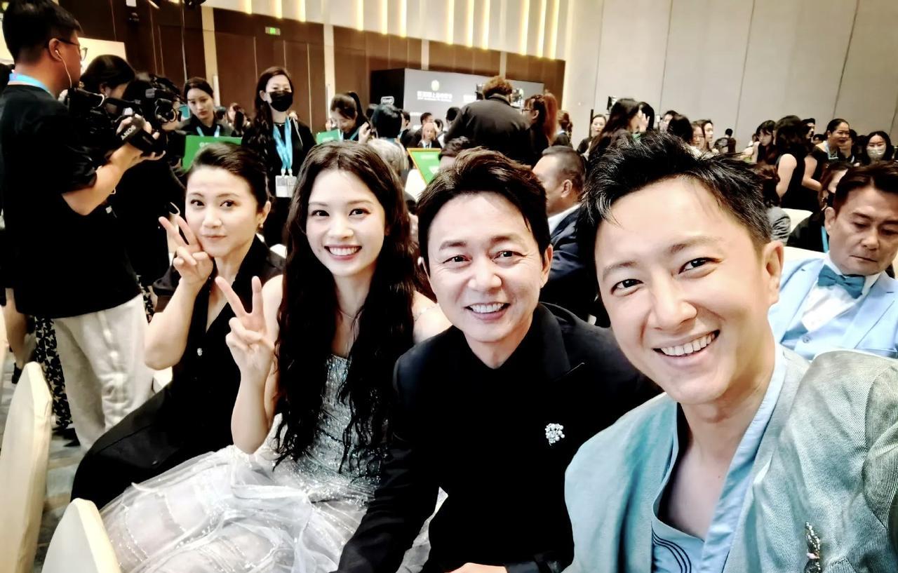 四位演员同框，我只认出了左边的颜丙燕，还有穿黑色西装的刘奕君。右边这一位好眼熟，