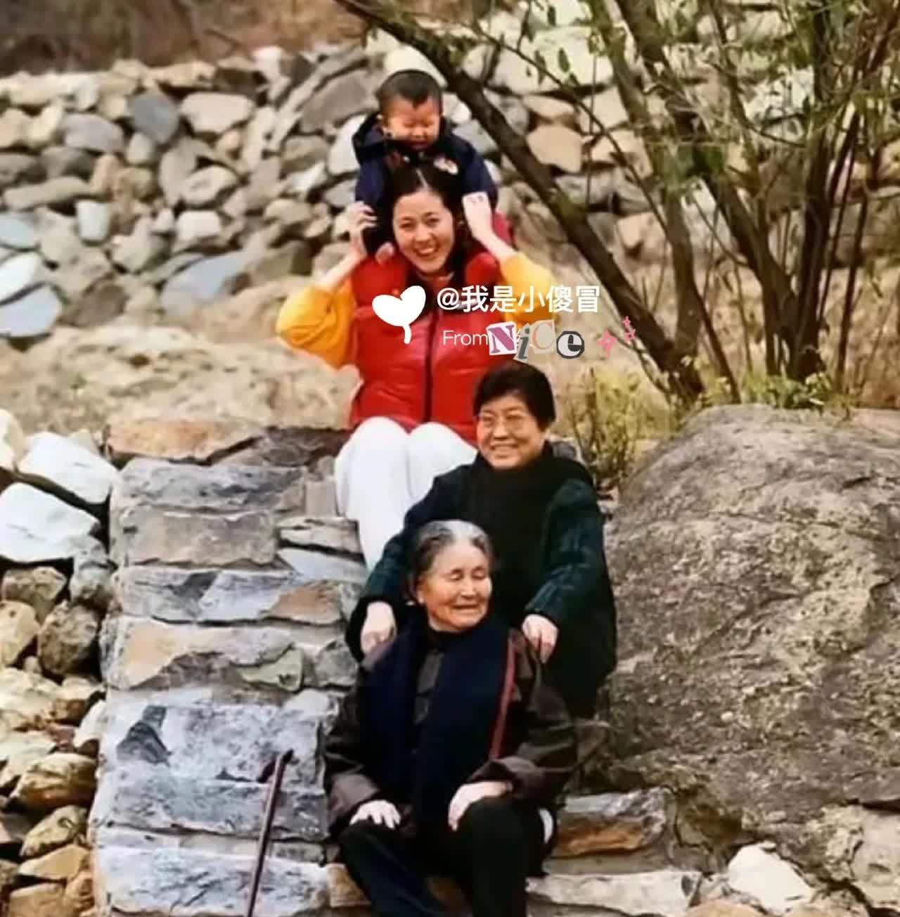 倪萍和妈妈姥姥还有儿子合影，转眼间倪萍现在也成为老人了！