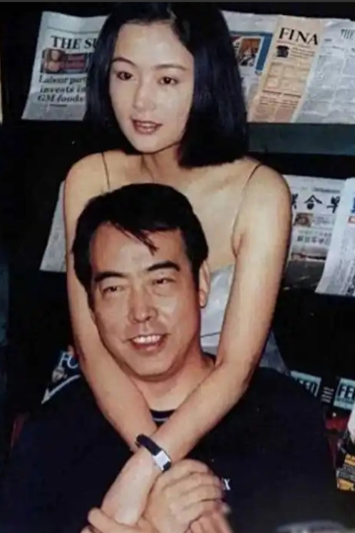 2000年，陈凯歌带陈红去澳大利亚玩，在逛奢侈品店时，店员十分惊讶地对陈凯歌说：