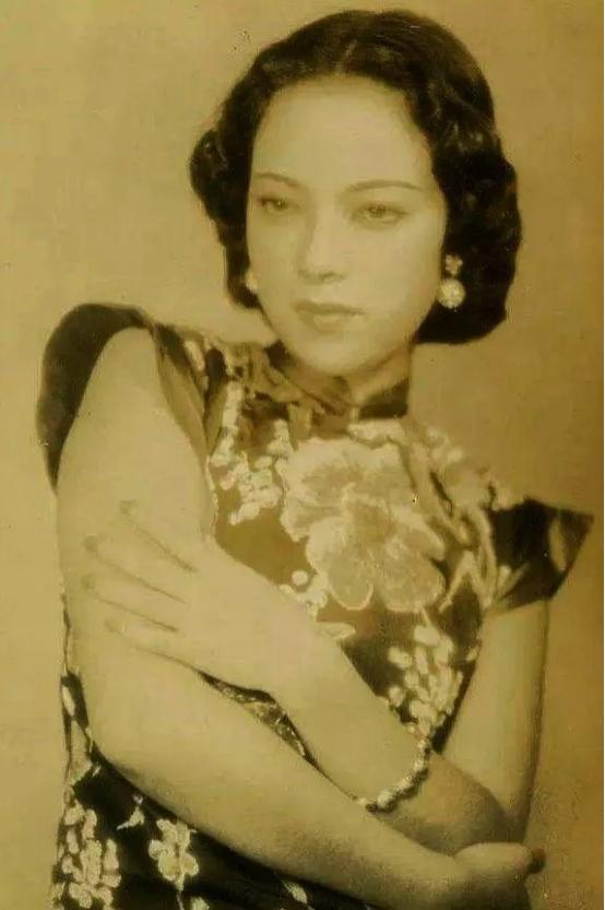 1939年，23岁的<em>孔令侃</em>在美国，偷偷地和母亲宋蔼龄的牌友—40岁的白兰花结婚