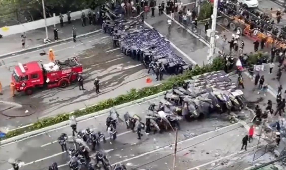 菲律宾内部持续爆发内乱！当地时间9月21日，菲律宾的抗议活动升级，爆发菲律宾警