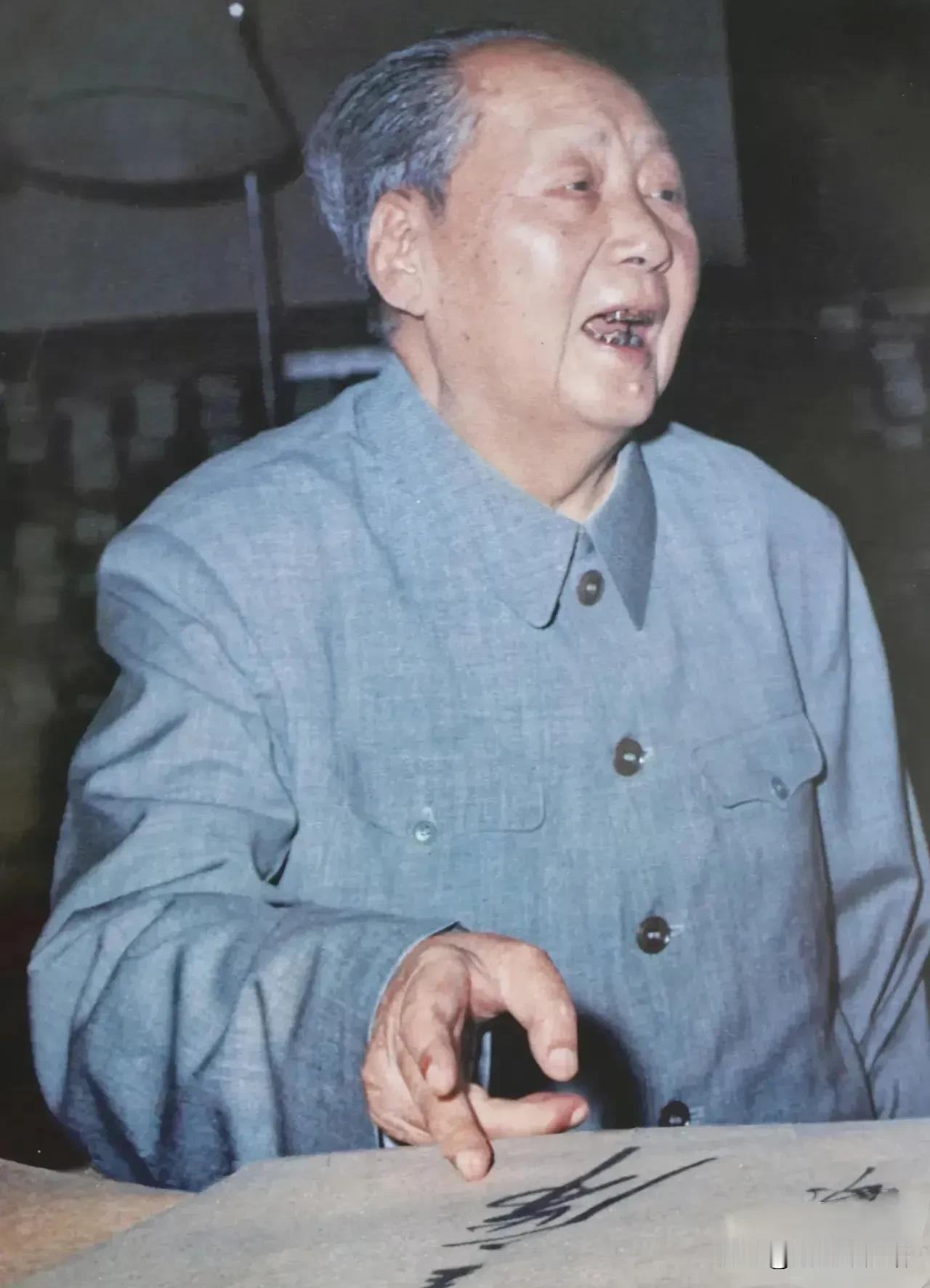 📸照片解读这是毛泽东同志晚年珍贵彩色留影，他身着浅灰蓝色中山装，俯身于