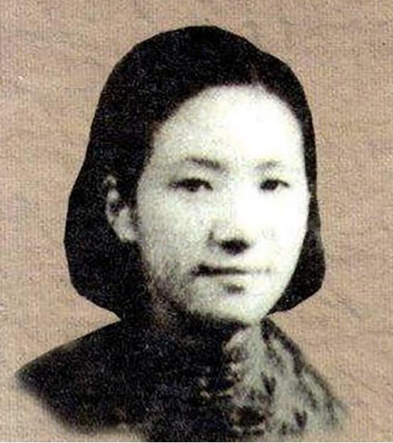 1934年，新婚后不久，才女作家苏青就撞见丈夫与表嫂约会，她隐忍不发，接连生下5