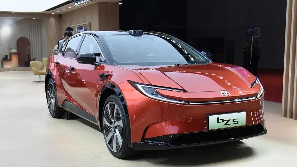 2025年已接近尾声，想买车的朋友先别急着买车，来看看工信部的两条重要信息：一