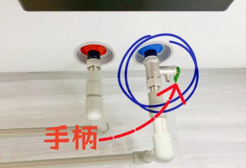 上周邻居家半夜失火，原因是用了十几年的老插座短路，引燃了窗帘。万幸人没事，但家里