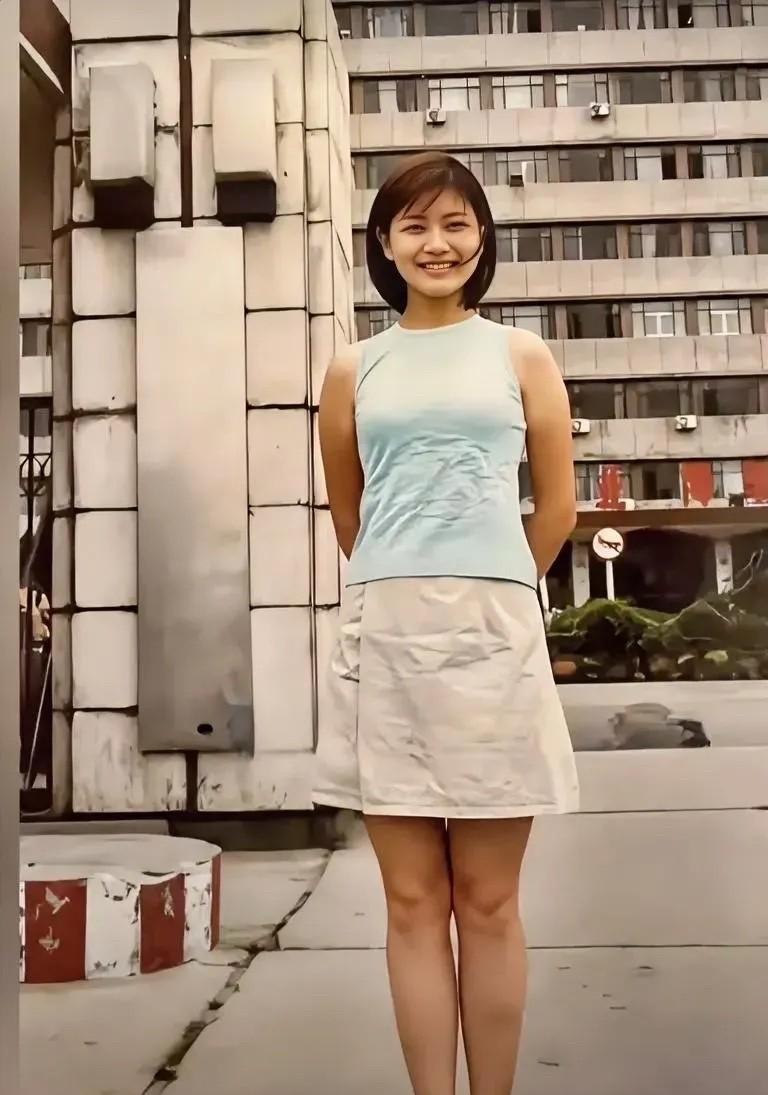 上世纪，90年代胡可在北京广播学院门的留影，不得不说，胡可还是蛮漂亮的她应