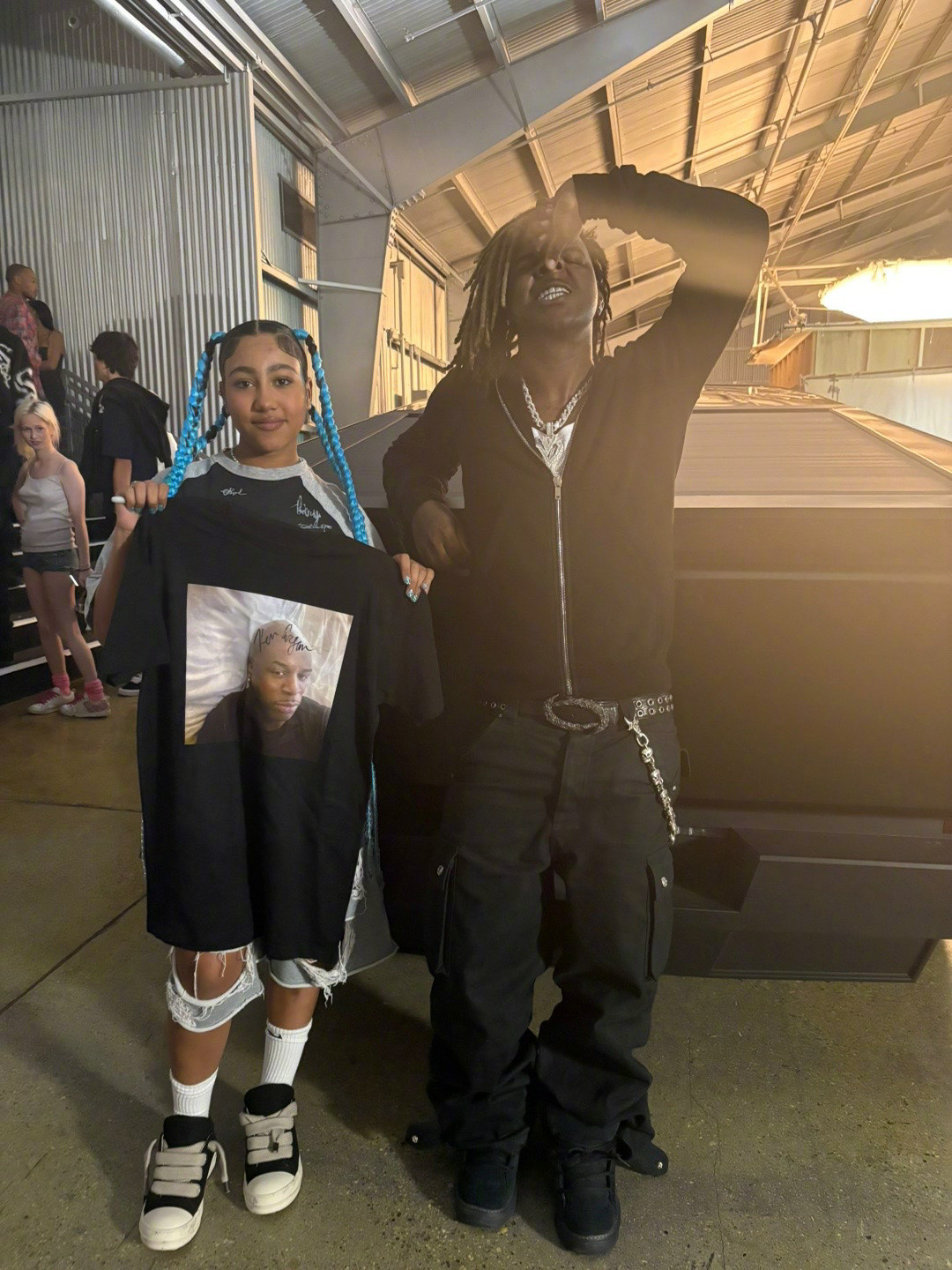 这是12岁的小西北NorthWest的造型！满网都是对其父母侃爷Kan