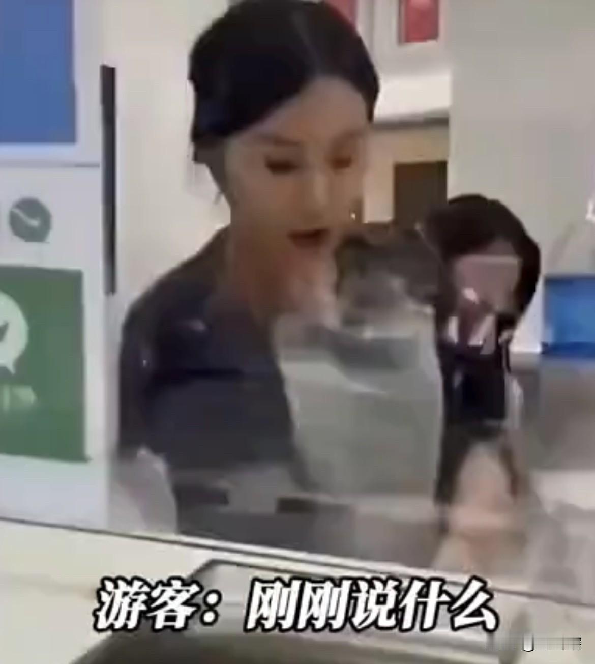 男子在香港换钱被嫌弃太穷！据社交媒体视频，一名男子在香港兑换货币的时候被工作人