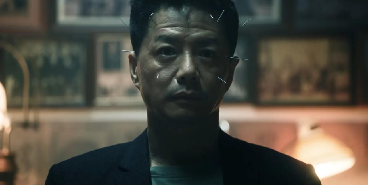 《扫毒风暴》林强峰通过沈萍这条线，闻着味找到了金双喜的理发店。一开始，沈萍并不