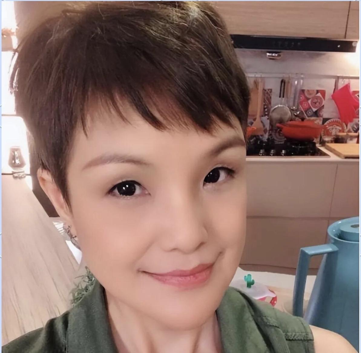 这几天香港爱国艺人马蹄露小姐直播间突然涌进上万人，不停的刷礼物，嘉年华，跑车满天