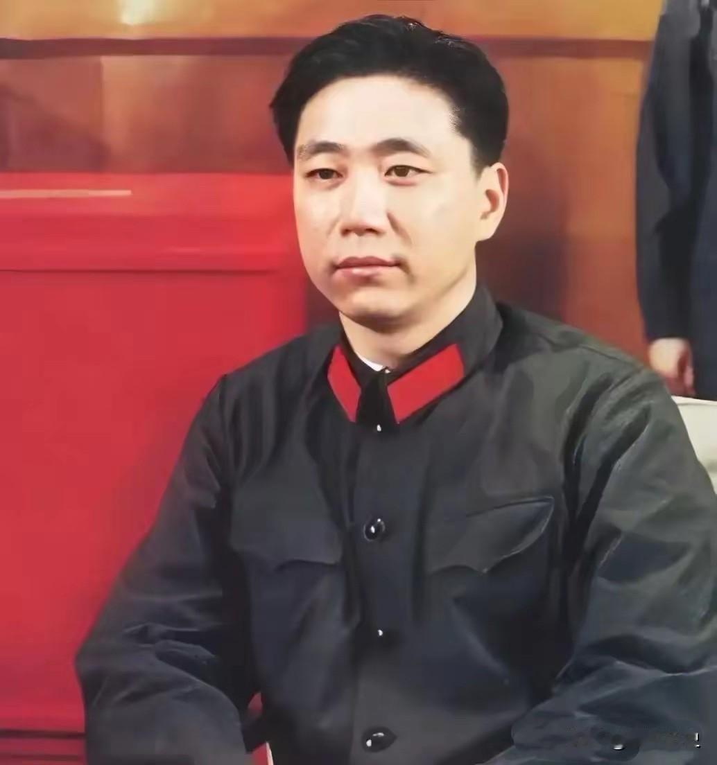 七十年代初期，一位身穿65式军装留下这张老照片，此时的他刚刚30多岁，但已经是副