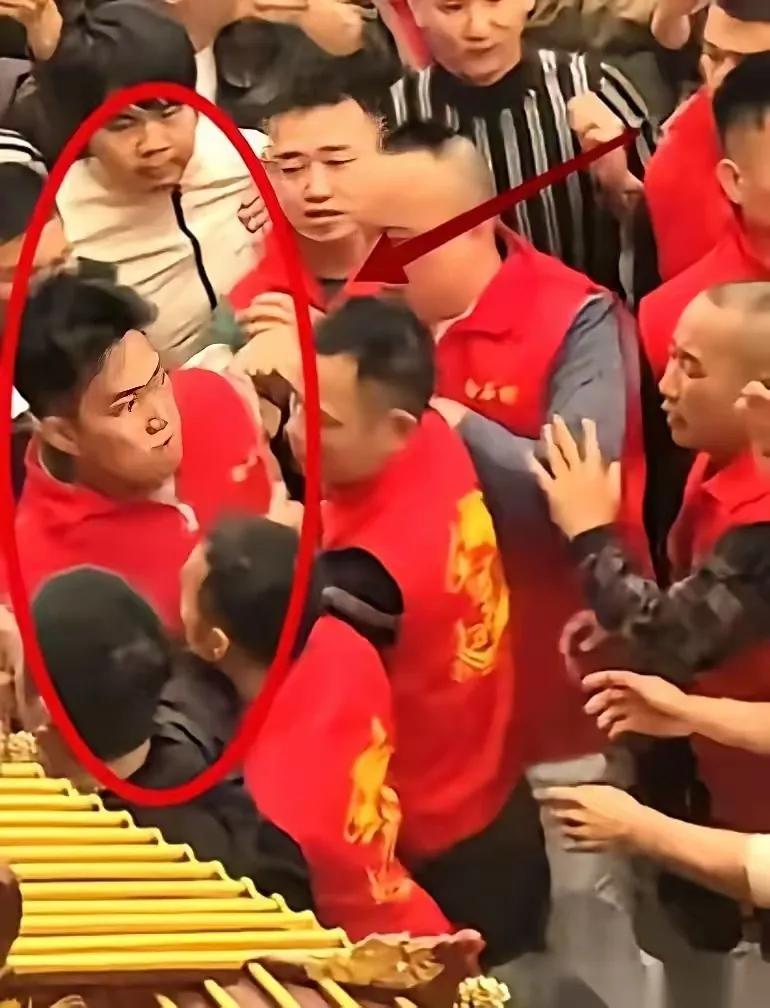 去年也是他，今年还是他，真是把民俗闹剧演到了极致。刚请完神、拿着香，转头就要冲