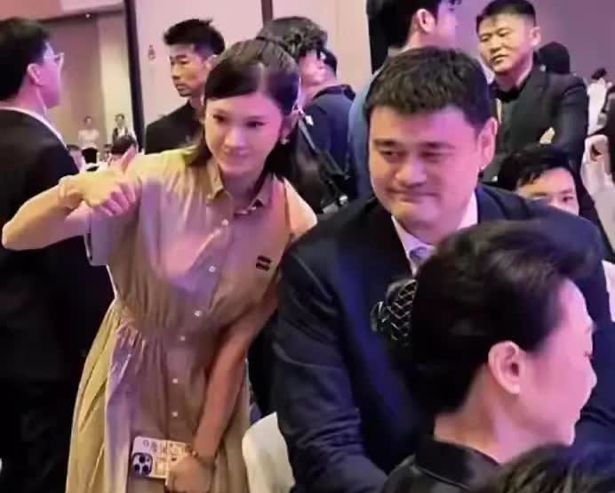 吴艳妮和多位大V同框，但和邓超的合影最轻松愉快的，邓超好喜感