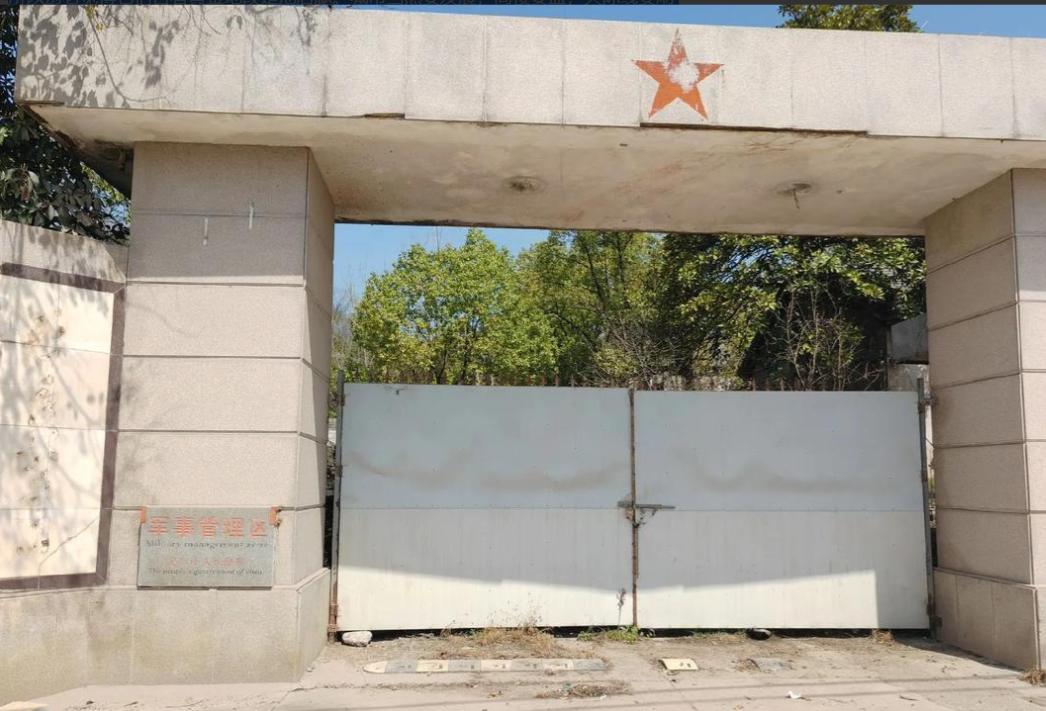 城市里那些破旧的老军营，为什么一直没人敢去拆、没人敢去建？说白了，就是因为这些地