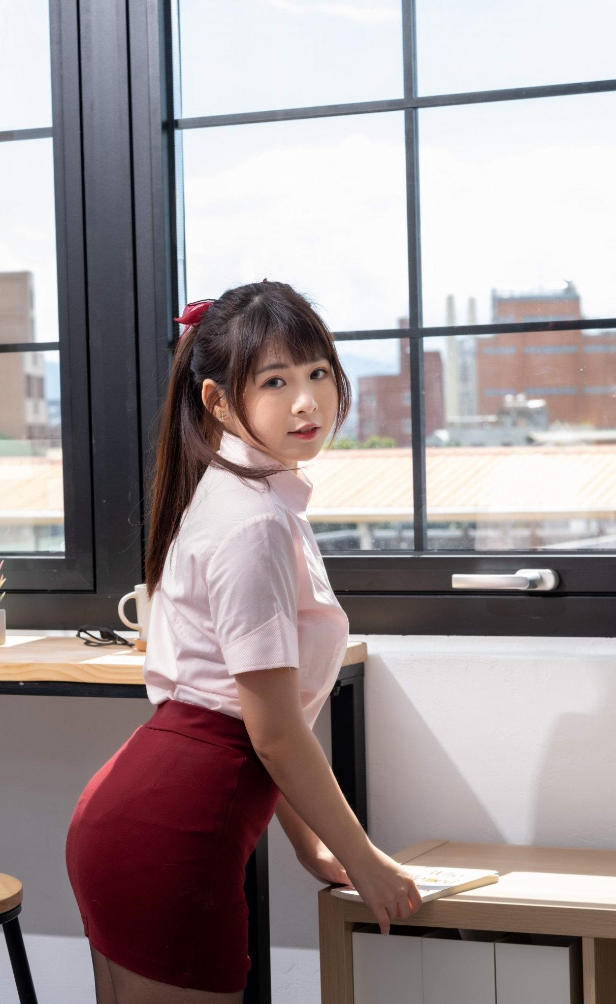 一件淡粉色的衬衫尽显甜美的立领感，对于小女生来说这样的衬衫让你尽显减龄气质，下搭