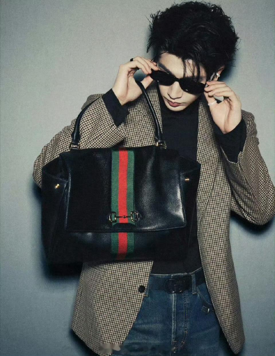 别的不说，gucci真的很喜欢给宋威龙和张凌赫搞同款造型，他们自己好像都很喜欢这