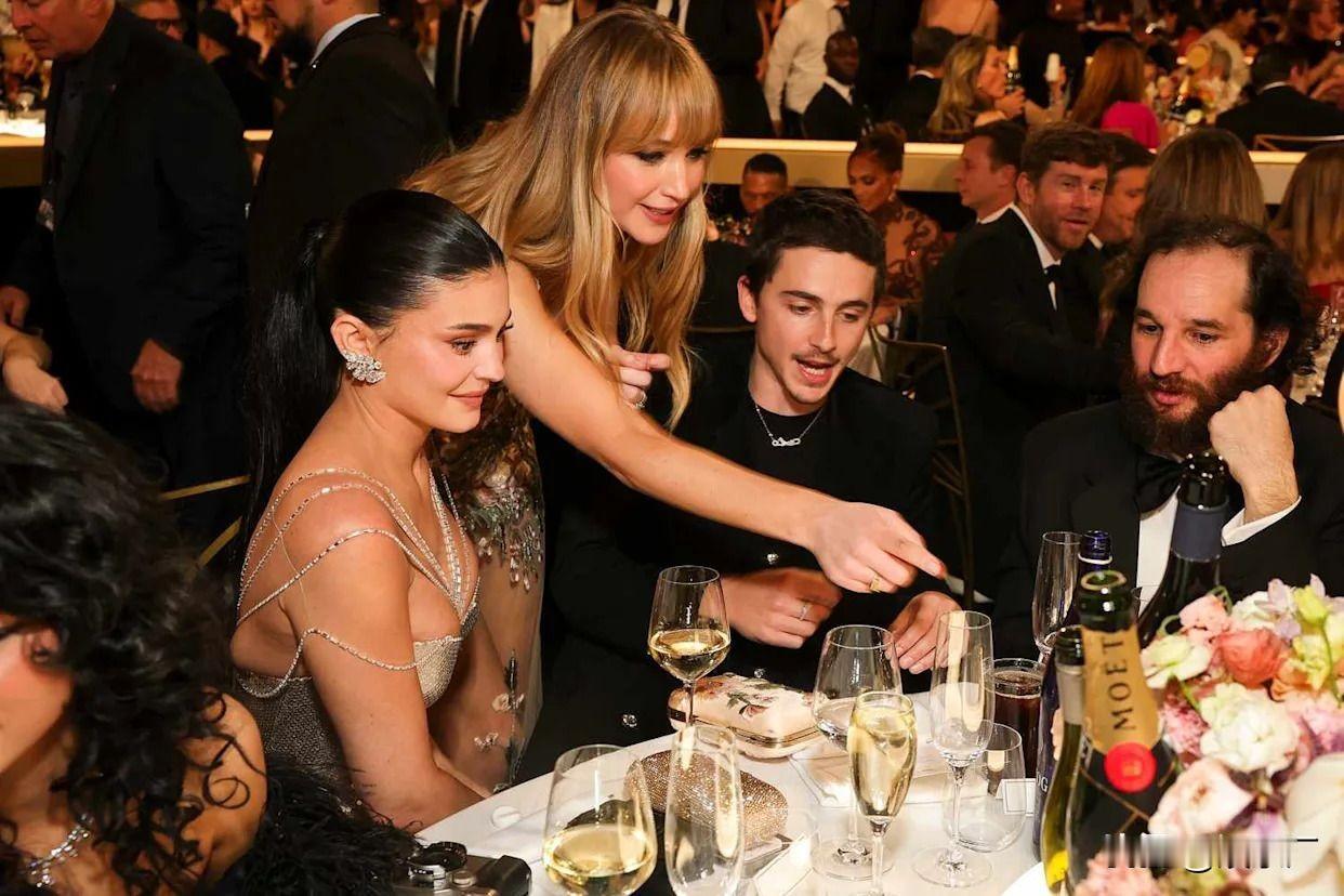 提莫西·查拉梅拿影帝后抱着凯莉·詹娜亲个不停！詹妮弗·劳伦斯直接跑他们桌顺走香槟