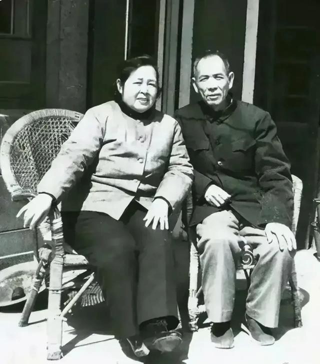 1977年，任南京军区司令员时被停职审查，1982年被勒令丁盛退出现役，由地方安